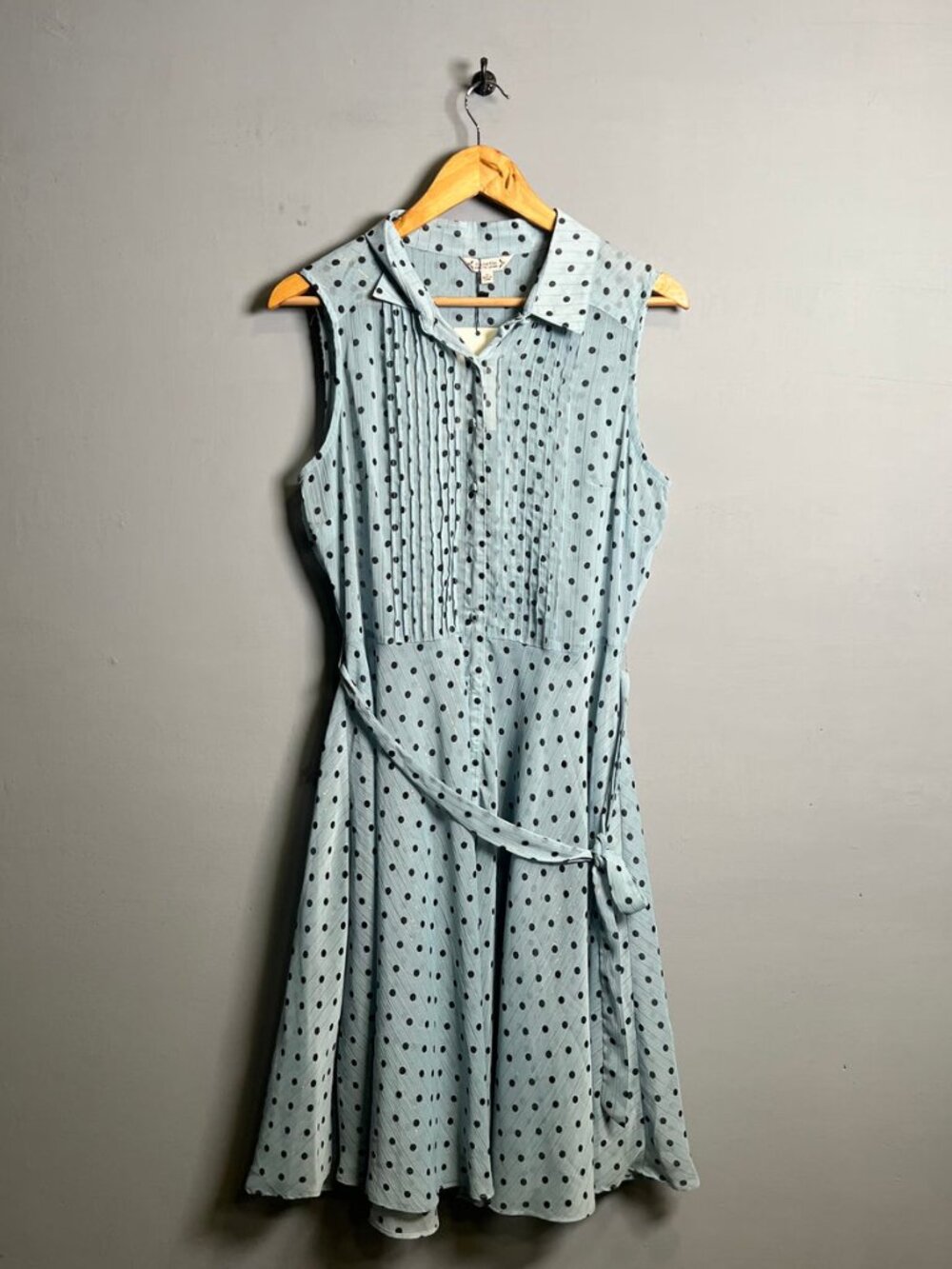 Light blue sleeveless pintuck polka dot dress - Picture 2 of 9